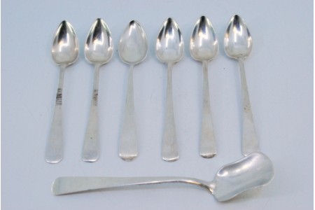 Conjunto de seis colheres de café e pá de açúcar em prata lisa com cabos a expedir.